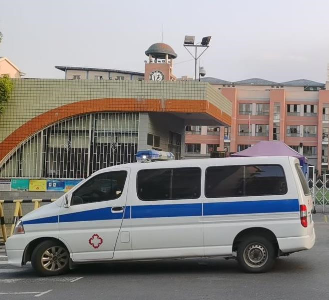 定兴救护车出租护送骨折病人一公里多少钱